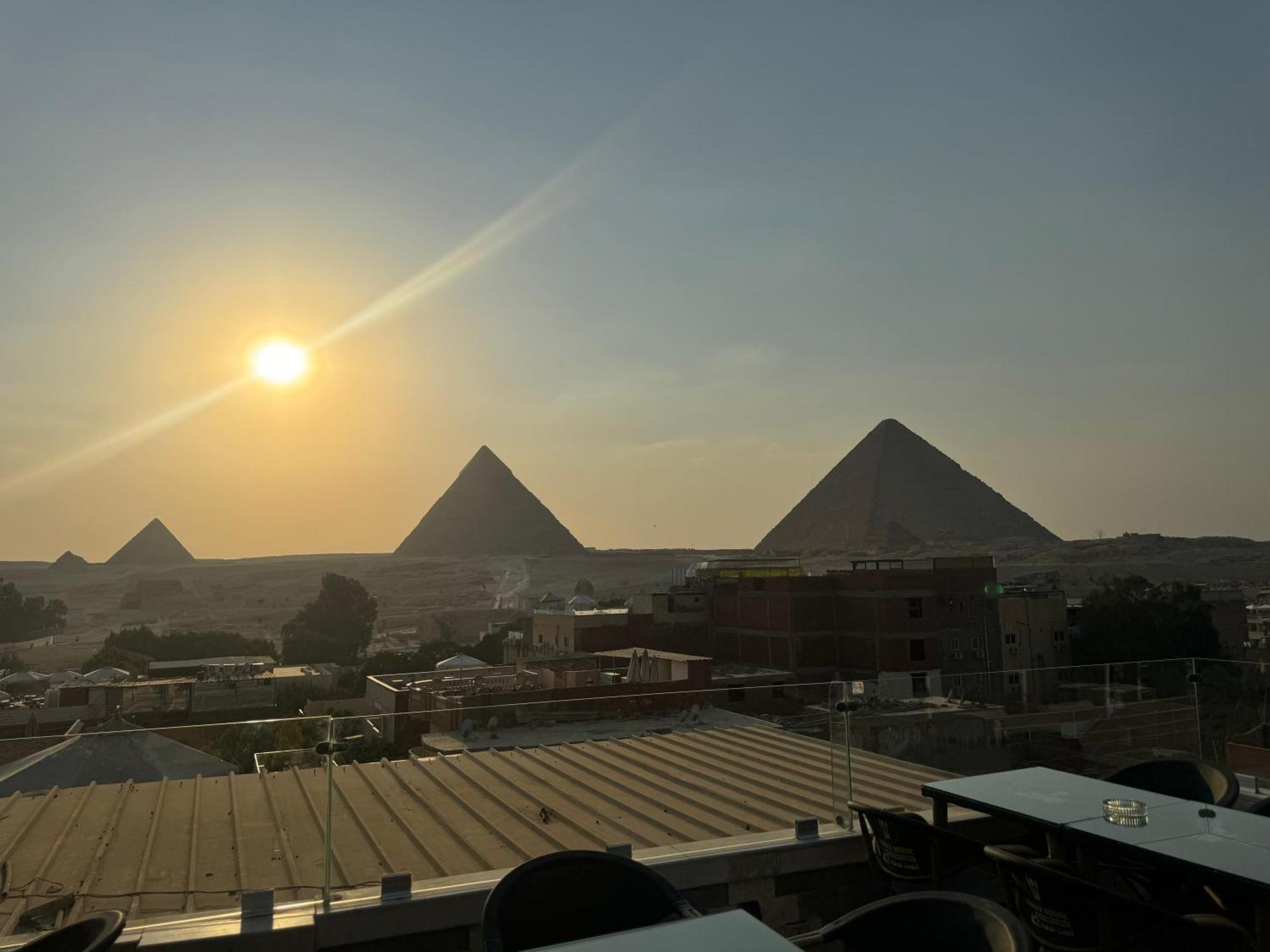 Pyramids And Sphinx Hotel Kafret el-Gabal Exterior foto